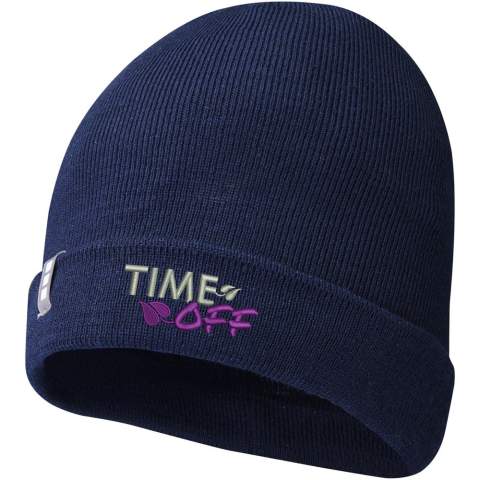 Le bonnet Hale est fabriqué en fibre Polylana®, une alternative à faible impact aux fibres 100 % acryliques et laine, qui permet d'économiser de l'eau et de l'énergie et de réduire les émissions de CO2 lors de la production et de la teinture. Par rapport à la fibre acrylique, chaque bonnet Hale permet de réaliser les économies suivantes : 2,77 litres d'eau, 5,16 MJ d'énergie et 0,06 kg de gaz à effet de serre (CO2). Les économies d'impact sont basées sur des données d'analyse du cycle de vie (ACV) validées. Fabriqué en tricot côte 1x1 avec de la fibre Polylana® et de l'acrylique avec une densité de 12 jauges. Le choix idéal pour ceux qui apprécient la mode tout en respectant l'environnement.