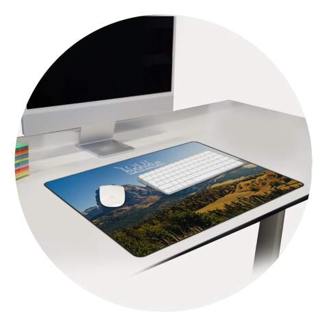 Deze bureau mat in Din A2 formaat is de perfecte maat om je werkruimte te beschermen en biedt tegelijkertijd een comfortabel oppervlak voor dagelijkse taken. De duurzame rubberen basis zorgt voor een stevige, antislip grip, zodat de mat op zijn plaats blijft. Volledig aanpasbaar met levendige sublimatiebedrukking.