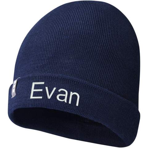 Le bonnet Hale est fabriqué en fibre Polylana®, une alternative à faible impact aux fibres 100 % acryliques et laine, qui permet d'économiser de l'eau et de l'énergie et de réduire les émissions de CO2 lors de la production et de la teinture. Par rapport à la fibre acrylique, chaque bonnet Hale permet de réaliser les économies suivantes : 2,77 litres d'eau, 5,16 MJ d'énergie et 0,06 kg de gaz à effet de serre (CO2). Les économies d'impact sont basées sur des données d'analyse du cycle de vie (ACV) validées. Fabriqué en tricot côte 1x1 avec de la fibre Polylana® et de l'acrylique avec une densité de 12 jauges. Le choix idéal pour ceux qui apprécient la mode tout en respectant l'environnement.