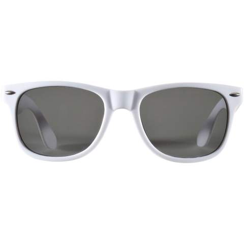 Diese Sonnenbrille im Retro-Design ist das ideale Werbegeschenk für Sommerfestivals, Veranstaltungen oder andere sonnige Outdoor-Aktivitäten. Die Brille entspricht der Norm EN ISO 12312-1, hat UV400-Gläser der Kategorie 3 und ist damit die perfekte Wahl für den Schutz vor hellem Sonnenlicht. Dank des PC-Kunststoffmaterials ist die Sonnenbrille leicht und angenehm zu tragen.