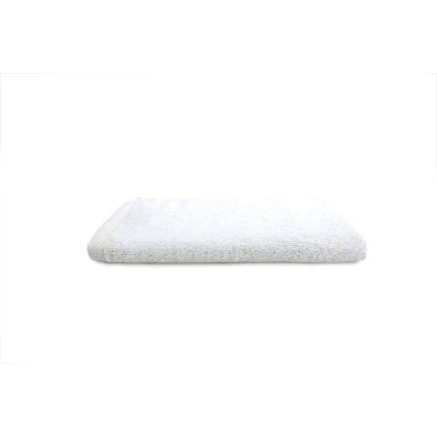 Das T1-HOTEL30 Hotel-Gästehandtuch in Weiß mit den Maßen 30 x 50 cm ist ideal zum Händetrocknen.<br />Genießen Sie das weiche Gästehandtuch mit einer Stoffstärke von 500 gr/m2.<br />Aufgrund der Dicke des Stoffes nimmt das Gästehandtuch Feuchtigkeit gut auf.<br />Das Handtuch ist für häufiges Waschen geeignet.<br />Durch die dauerhafte Weichheit von 100 % gekämmter Baumwolle strahlt es Hotelluxus aus.