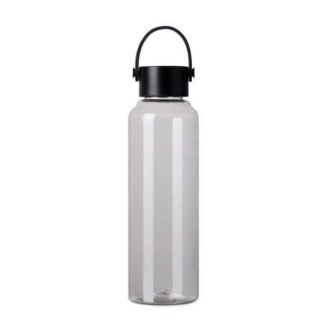 Diese Wasserflasche aus BPA-freiem, RCS-zertifiziert recyceltem PET ist perfekt für Ihren täglichen Flüssigkeitsbedarf. Ihr modernes und minimalistisches Design definiert die beliebte Baltimore-Kollektion und macht sie sowohl praktisch als auch optisch ansprechend. Der PU-Griff zusammen mit dem Deckel aus Edelstahl verleiht ihr einen Hauch von Raffinesse. Nicht spülmaschinen- oder mikrowellengeeignet, nur Handwäsche. Nur für kalte Getränke. Die RCS-Zertifizierung (Recycled Claim Standard) garantiert, dass die gesamte Lieferkette der recycelten Materialien zertifiziert ist. Der gesamte recycelte Inhalt basiert auf dem Gesamtgewicht des Produkts. Dieses Produkt enthält 61% RCS-zertifiziert recyceltes PET.