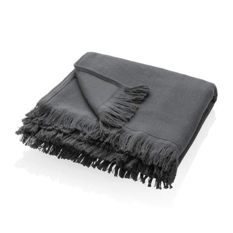 Deze superlichte hammamdoek is de enige die je mee wilt nemen naar het strand. De snel absorberende kwaliteit en zachte aanraking zorgen voor ultiem comfort en minimaliseren uw impact op het milieu. Gemaakt met 50% gerecycled katoen. Met AWARE™ tracer die het echte gebruik van gerecycled katoen valideert. 2% van de opbrengst van elk verkocht Impact-product wordt gedoneerd aan Water.org. Mag in de wasmachine. Gemaakt in Portugal. Afmeting 180x100cm.