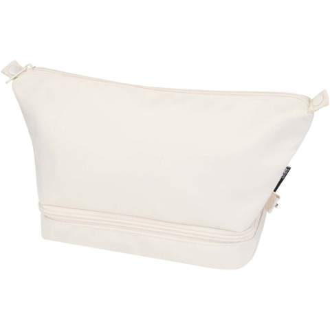 De Trip Aware™ gerecyclede toilettas voor op reis is een compacte, gestructureerde tas die is ontworpen om persoonlijke spullen netjes georganiseerd te houden tijdens het reizen. Gemaakt van 290D twill polyester met een gebreide achterkant en gevoerd met RPET 210D/PU. De tas heeft een overzichtelijke indeling met praktische compartimenten. Het hoofdvak heeft een binnenvak met rits voor kleinere spullen, terwijl het onderste vak in de vorm van een schelp essentiële spullen apart houdt voor eenvoudigere toegang en betere organisatie. Elke tas wordt ook geleverd met een Aware™ tracer. Met deze innovatieve functie kunnen gebruikers de oorsprong en de reis van hun artikel volgen via een QR-code, waardoor de transparantie in de toeleveringsketen wordt vergroot en er een sterkere band is tussen het product en het productieproces. Inhoud: 6 liter.