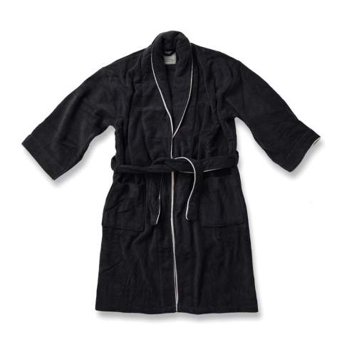 Luxurious robe in 100% cotton. The robe is a classic model with an extra wide collar and belt at the waist. It also has several nice details, such as enclosed seams and contrasting piping on the collar. Made of a long cotton fibre with untwisted threads. The result is an incredibly soft robe that you'll never want to take off.