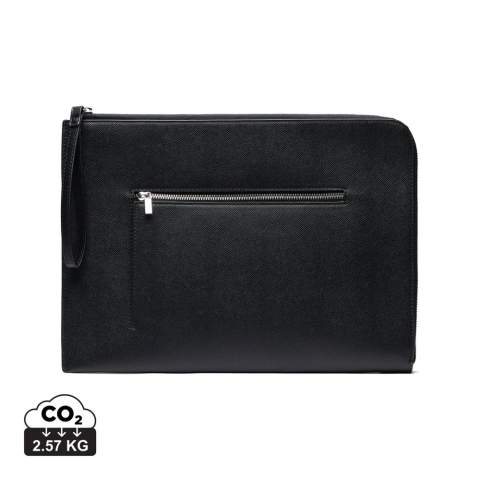 Schützen Sie Ihren Laptop mit Stil. Diese Tasche vereint ein elegantes Design mit durchdachter Funktionalität. Die beidseitige Öffnung ermöglicht einen einfachen Zugriff aus verschiedenen Winkeln, sodass Sie Ihren Laptop schnell verstauen oder herausnehmen können. An der Außenseite befindet sich eine praktische Tasche für Zubehör, das Sie so immer griffbereit haben. Passend für die meisten Laptops bis zu einer Größe von 14 Zoll. Bitte beachten Sie: Die Abmessungen des Displays können von den Abmessungen des Laptops abweichen. Zertifiziert durch RCS (Recycled Claim Standard). Die RCS-Zertifizierung garantiert, dass die gesamte Lieferkette der recycelten Materialien zertifiziert ist. Der Gesamtanteil an recycelten Materialien basiert auf dem Gesamtgewicht des Produkts. Dieses Produkt enthält 41% RCS-zertifiziert recyceltes Polyester.<br /><br />FitsLaptopTabletSizeInches: 14.0