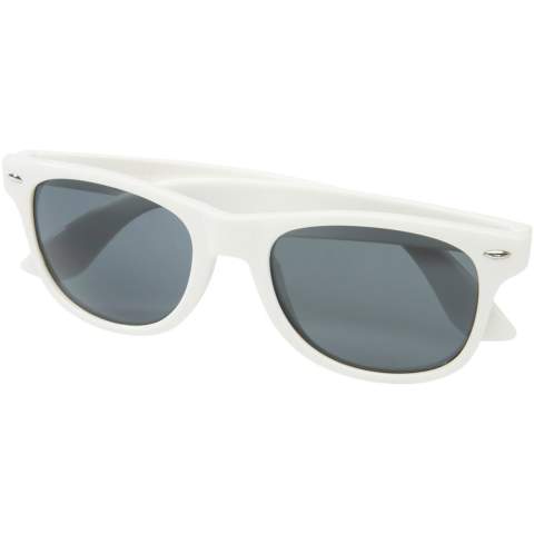 Diese Sonnenbrille im Retro-Design ist das ideale Werbegeschenk für Sommerfestivals, Veranstaltungen oder andere sonnige Outdoor-Aktivitäten. Die Brille entspricht der Norm EN ISO 12312-1, hat UV400-Gläser der Kategorie 3 und ist damit die perfekte Wahl für den Schutz vor hellem Sonnenlicht. Dank des PC-Kunststoffmaterials ist die Sonnenbrille leicht und angenehm zu tragen.