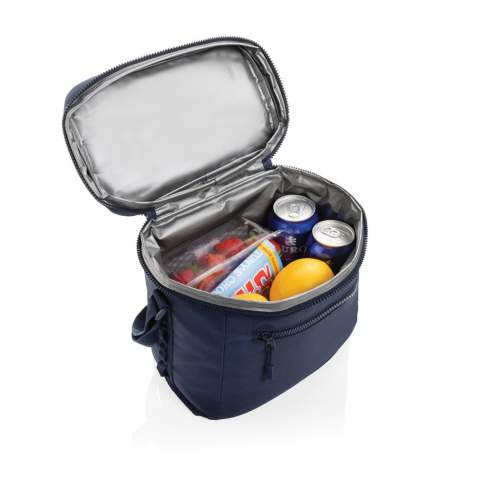 Le sac isotherme Sonny en rPET Aware™ est le mélange parfait de la fonction et du style, ce qui le rend idéal pour toute aventure en plein air. Fabriqué en matériau 100 % rPET avec une doublure PEVA, ce sac isotherme est conçu pour garder vos aliments et boissons au frais. Il est doté d'une solide poignée en sangle sur le dessus et d'une bandoulière réglable de 110 cm pour faciliter le transport. Le côté gauche est équipé de boucles en sangle pour attacher de petits accessoires, tandis que le côté droit comprend un porte-boisson pratique en filet. Doté d'une poche frontale zippée et d'un compartiment principal spacieux doublé de PEVA gris argenté, ce sac isotherme garantit que vos objets essentiels restent organisés et au frais. Les fermetures à zip, les poches et les tirettes sont rehaussées de couleurs complémentaires pour plus de style. Fabriqué en polyester recyclé avec le traceur AWARE™. 2 % des recettes de chaque produit vendu avec AWARE™ seront reversés à Water.org. Sans PVC.<br /><br />PVC free: true