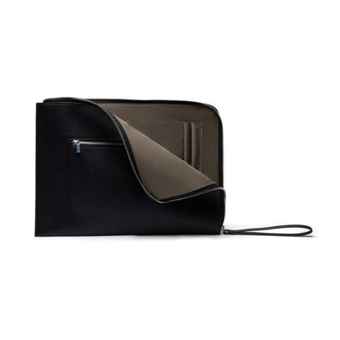 Schützen Sie Ihren Laptop mit Stil. Diese Tasche vereint ein elegantes Design mit durchdachter Funktionalität. Die beidseitige Öffnung ermöglicht einen einfachen Zugriff aus verschiedenen Winkeln, sodass Sie Ihren Laptop schnell verstauen oder herausnehmen können. An der Außenseite befindet sich eine praktische Tasche für Zubehör, das Sie so immer griffbereit haben. Passend für die meisten Laptops bis zu einer Größe von 14 Zoll. Bitte beachten Sie: Die Abmessungen des Displays können von den Abmessungen des Laptops abweichen. Zertifiziert durch RCS (Recycled Claim Standard). Die RCS-Zertifizierung garantiert, dass die gesamte Lieferkette der recycelten Materialien zertifiziert ist. Der Gesamtanteil an recycelten Materialien basiert auf dem Gesamtgewicht des Produkts. Dieses Produkt enthält 41% RCS-zertifiziert recyceltes Polyester.<br /><br />FitsLaptopTabletSizeInches: 14.0