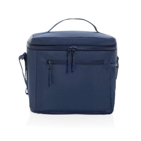 Le sac isotherme Sonny en rPET Aware™ est le mélange parfait de la fonction et du style, ce qui le rend idéal pour toute aventure en plein air. Fabriqué en matériau 100 % rPET avec une doublure PEVA, ce sac isotherme est conçu pour garder vos aliments et boissons au frais. Il est doté d'une solide poignée en sangle sur le dessus et d'une bandoulière réglable de 110 cm pour faciliter le transport. Le côté gauche est équipé de boucles en sangle pour attacher de petits accessoires, tandis que le côté droit comprend un porte-boisson pratique en filet. Doté d'une poche frontale zippée et d'un compartiment principal spacieux doublé de PEVA gris argenté, ce sac isotherme garantit que vos objets essentiels restent organisés et au frais. Les fermetures à zip, les poches et les tirettes sont rehaussées de couleurs complémentaires pour plus de style. Fabriqué en polyester recyclé avec le traceur AWARE™. 2 % des recettes de chaque produit vendu avec AWARE™ seront reversés à Water.org. Sans PVC.<br /><br />PVC free: true