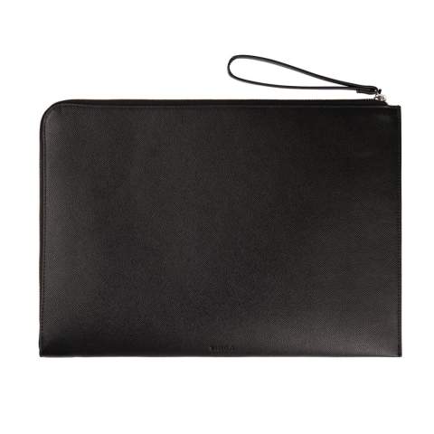 Schützen Sie Ihren Laptop mit Stil. Diese Tasche vereint ein elegantes Design mit durchdachter Funktionalität. Die beidseitige Öffnung ermöglicht einen einfachen Zugriff aus verschiedenen Winkeln, sodass Sie Ihren Laptop schnell verstauen oder herausnehmen können. An der Außenseite befindet sich eine praktische Tasche für Zubehör, das Sie so immer griffbereit haben. Passend für die meisten Laptops bis zu einer Größe von 14 Zoll. Bitte beachten Sie: Die Abmessungen des Displays können von den Abmessungen des Laptops abweichen. Zertifiziert durch RCS (Recycled Claim Standard). Die RCS-Zertifizierung garantiert, dass die gesamte Lieferkette der recycelten Materialien zertifiziert ist. Der Gesamtanteil an recycelten Materialien basiert auf dem Gesamtgewicht des Produkts. Dieses Produkt enthält 41% RCS-zertifiziert recyceltes Polyester.<br /><br />FitsLaptopTabletSizeInches: 14.0