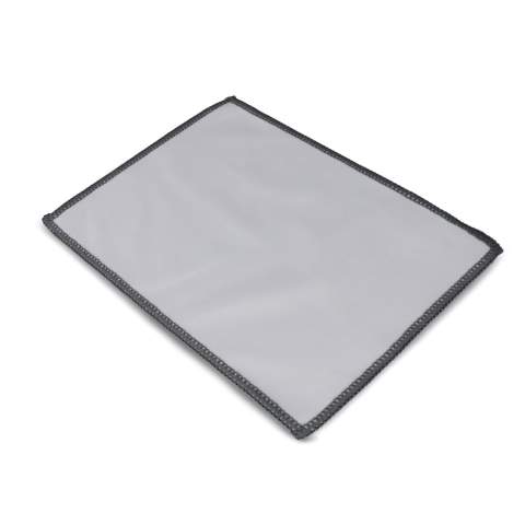 Un chiffon de nettoyage pour les écrans et les lunettes en 400g/m² de PET 100% recyclé. Une face est en microfibre lisse et l'autre face est en tissu éponge pour offrir de multiples possibilités de nettoyage. Personnalisez ce produit sur toute sa surface grâce à un motif de sublimation en couleur. 