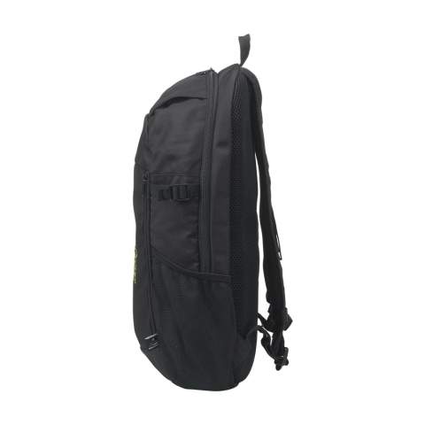 Sac à dos en polyester RPET robuste. Un design fin avec un compartiment généreux permettant de transporter en toute sécurité un ordinateur portable jusqu'à 15,6 pouces. Il est doté d'une poche zippée supplémentaire sur le devant et d'une poche en filet sur les deux côtés. Les bretelles réglables et le panneau arrière sont doublés d'un tissu en maille et dotés de mousse pour un meilleur confort de transport. Les sangles d'épaule réglables sont dotées de boucles supplémentaires et d'une sangle pour les maintenir en place pendant le transport. Ce sac à dos est doté de fermetures éclair robustes, entièrement doublé et soigneusement fini. Un sac à dos compact qui offre un espace surprenant. Certifié GRS. Total des matériaux recyclés : 92%. capacité d'environ 12 litres.