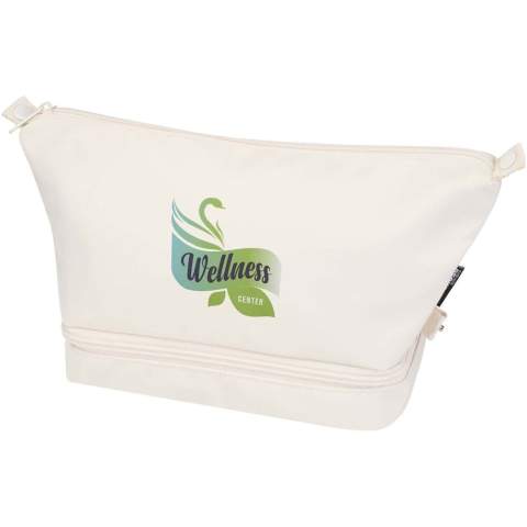 De Trip Aware™ gerecyclede toilettas voor op reis is een compacte, gestructureerde tas die is ontworpen om persoonlijke spullen netjes georganiseerd te houden tijdens het reizen. Gemaakt van 290D twill polyester met een gebreide achterkant en gevoerd met RPET 210D/PU. De tas heeft een overzichtelijke indeling met praktische compartimenten. Het hoofdvak heeft een binnenvak met rits voor kleinere spullen, terwijl het onderste vak in de vorm van een schelp essentiële spullen apart houdt voor eenvoudigere toegang en betere organisatie. Elke tas wordt ook geleverd met een Aware™ tracer. Met deze innovatieve functie kunnen gebruikers de oorsprong en de reis van hun artikel volgen via een QR-code, waardoor de transparantie in de toeleveringsketen wordt vergroot en er een sterkere band is tussen het product en het productieproces. Inhoud: 6 liter.