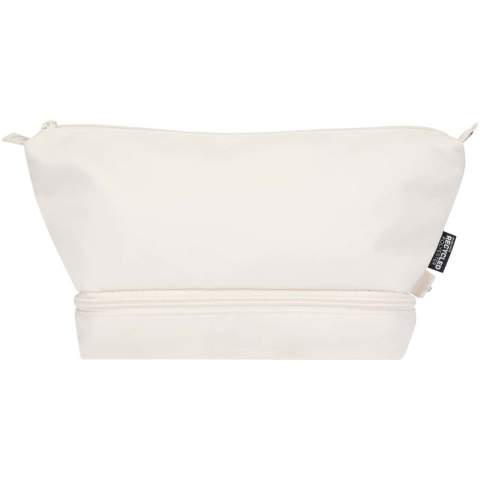 De Trip Aware™ gerecyclede toilettas voor op reis is een compacte, gestructureerde tas die is ontworpen om persoonlijke spullen netjes georganiseerd te houden tijdens het reizen. Gemaakt van 290D twill polyester met een gebreide achterkant en gevoerd met RPET 210D/PU. De tas heeft een overzichtelijke indeling met praktische compartimenten. Het hoofdvak heeft een binnenvak met rits voor kleinere spullen, terwijl het onderste vak in de vorm van een schelp essentiële spullen apart houdt voor eenvoudigere toegang en betere organisatie. Elke tas wordt ook geleverd met een Aware™ tracer. Met deze innovatieve functie kunnen gebruikers de oorsprong en de reis van hun artikel volgen via een QR-code, waardoor de transparantie in de toeleveringsketen wordt vergroot en er een sterkere band is tussen het product en het productieproces. Inhoud: 6 liter.