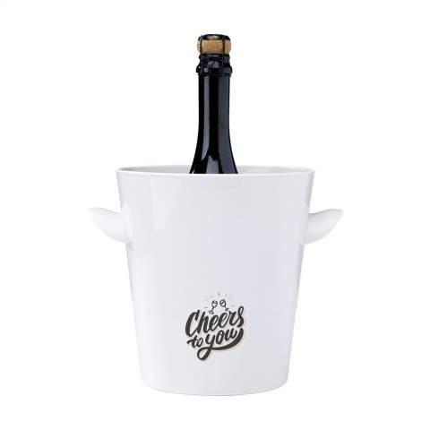 WoW! Champagnerkühler aus 100% recyceltem Ocean Bound Kunststoff von Plastic Bank®. Füllen Sie den Kühler mit Eiswürfeln und servieren Sie den Champagner wunderbar gekühlt. Natürlich auch zum Kühlhalten anderer Getränke geeignet. Fassungsvermögen 3.500 ml.      • Mit dem Kauf dieses Produkts unterstützen Sie Plastic Bank®. Plastic Bank® ist eine internationale Organisation mit zwei Hauptzielen, die uns alle etwas angehen: die Armut eindämmen und den Plastikmüll in den Ozeanen reduzieren. Plastic Bank® bezahlt Menschen in Entwicklungsländern für die Abgabe von Plastikmüll. Dieses Plastik wird von Stränden und aus dem Flachwasserbereich der Ozeane, aus Flüssen, von Flussufern und Mülldeponien gesammelt. All dies verhindert, dass der Plastikmüll tatsächlich in die Ozeane gelangt. Der gesammelte Kunststoff wird sortiert, gereinigt und zu Granulat verarbeitet. Aus diesem Granulat werden neue Produkte hergestellt, die das Social Plastic®-Label tragen dürfen.