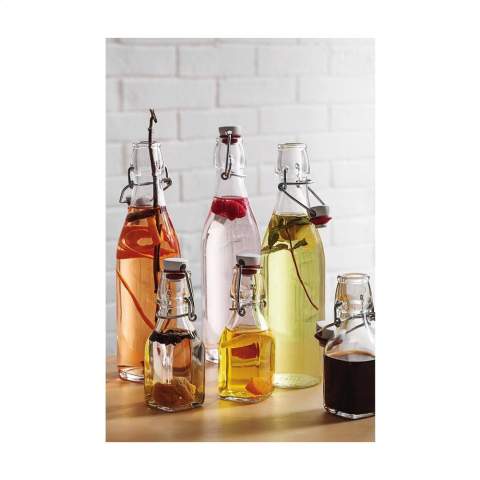 Multifunktionale, wiederverwendbare Bügelflasche aus klarem Qualitätsglas. Kann mit einem praktischen Bügelverschluss verschlossen werden. Diese Flasche ist ideal zum Einschenken von Wasser, Limonade oder Wein. Sie kann aber auch mit Olivenöl, Kräutern oder Samen gefüllt werden. Ideal für den täglichen Gebrauch oder für den Einsatz in der Gastronomie. Fassungsvermögen 1.000 ml. Made in Italy.