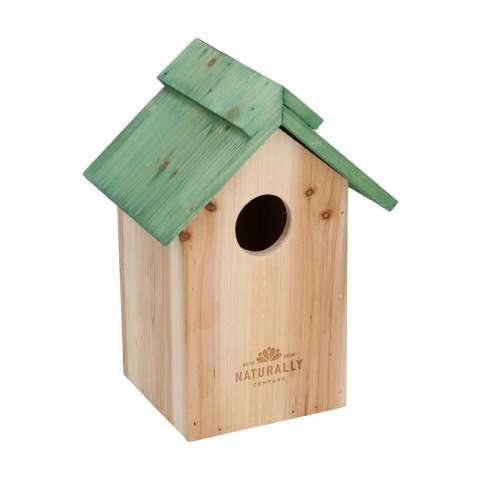 Nichoir en pin avec un toit vert amovible. Ce nichoir offre un endroit sûr pour la nidification des petits oiseaux tels que les mésanges charbonnières et bleues. Une maison décorative pour le jardin ou le balcon. Avec un œillet de suspension à l'arrière.
