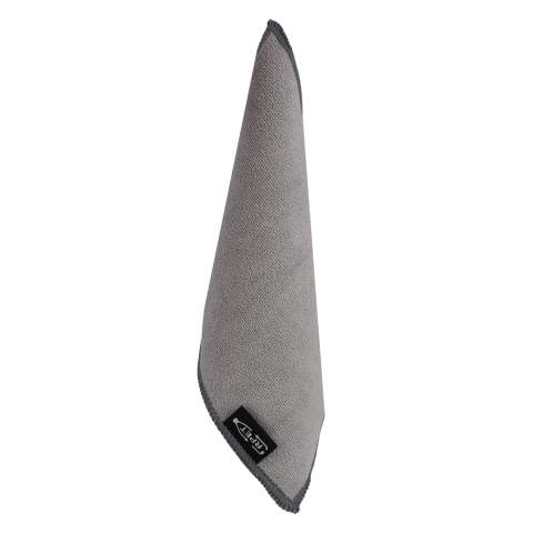 Un chiffon de nettoyage pour les écrans et les lunettes en 400g/m² de PET 100% recyclé. Une face est en microfibre lisse et l'autre face est en tissu éponge pour offrir de multiples possibilités de nettoyage. Personnalisez ce produit sur toute sa surface grâce à un motif de sublimation en couleur. 