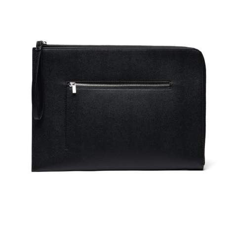 Schützen Sie Ihren Laptop mit Stil. Diese Tasche vereint ein elegantes Design mit durchdachter Funktionalität. Die beidseitige Öffnung ermöglicht einen einfachen Zugriff aus verschiedenen Winkeln, sodass Sie Ihren Laptop schnell verstauen oder herausnehmen können. An der Außenseite befindet sich eine praktische Tasche für Zubehör, das Sie so immer griffbereit haben. Passend für die meisten Laptops bis zu einer Größe von 16 Zoll. Bitte beachten Sie: Die Abmessungen des Displays können von den Abmessungen des Laptops abweichen. Zertifiziert durch RCS (Recycled Claim Standard). Die RCS-Zertifizierung garantiert, dass die gesamte Lieferkette der recycelten Materialien zertifiziert ist. Der Gesamtanteil an recycelten Materialien basiert auf dem Gesamtgewicht des Produkts. Dieses Produkt enthält 41% RCS-zertifiziert recyceltes Polyester.<br /><br />FitsLaptopTabletSizeInches: 16.0