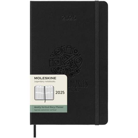 L’agenda hebdomadaire vertical Moleskine au format large à couverture rigide est daté de janvier à décembre 2026. La mise en page verticale permet d’afficher chaque semaine sur deux pages avec les jours en haut de la page. Ce style d’agenda populaire est parfait pour ceux qui veulent avoir une vue d’ensemble de l’organisation de la semaine. Il est doté d’un papier ivoire sans acide, d’un élastique de fermeture noir, d’un marque-page, d’une pochette intérieure extensible de couleur assortie et d’autocollants pour la personnalisation, ainsi que d’autocollants de l’année pour le dos.