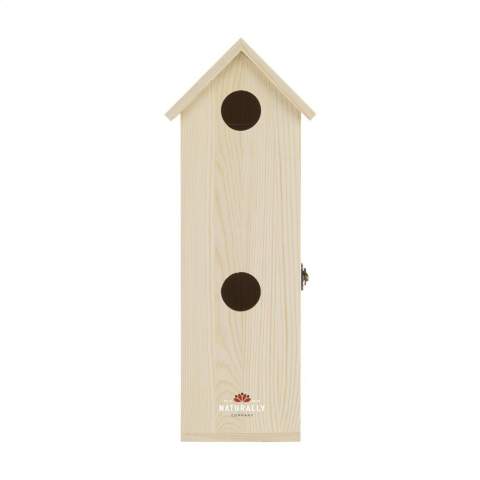 Rackpack Tweet Suite: een wijnkist en een vogelhuisje in één. Door dit wijnkistje op te hangen in je achtertuin, aan een boom of aan een paal creëer je een mooi vogelhuisje om allerlei vogelvrienden aan te trekken. De Tweet Suite brengt vreugde voor jou en de vogels! Rackpack: een wijngeschenkkist van FSC 100% gecertificeerd hout met een nieuw tweede leven! • geschikt voor één fles wijn • 8-10 mm dennenhout • wijn niet inbegrepen. Per stuk in kraft doos.