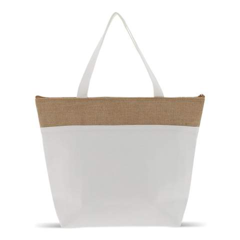 Deze koeltas van katoen en jute is zeer veelzijdig, want u kunt hem meenemen naar het strand, de stad, op vakantie of gebruiken om te winkelen. De combinatie van de kleuren en verschillende materialen geeft hem een frisse en moderne uitstraling.