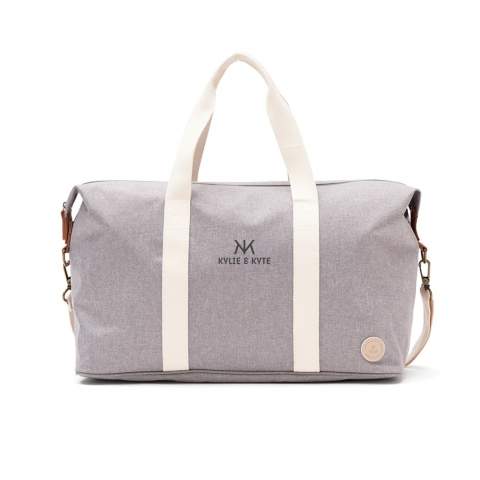 Stylish weekend bag with discreet PU details. A simple and lightweight model perfect for a short weekend trip