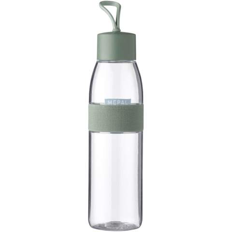 Diese trendige Wasserflasche von Mepal ist umweltfreundlich und preiswert sowie perfekt für den Einsatz bei der Arbeit, beim Sport oder in der Freizeit. Der grüne Deckel lässt sich leicht abschrauben und verfügt über eine Schlaufe für einfachen Tragekomfort. Die Ellipse Wasserflasche ist BPA- und phthalatfrei, spülmaschinenfest (ohne Gummiband) und 100 % auslaufsicher. Bewahren Sie die Flasche nach der Reinigung ohne Deckel auf. Der Deckel kann mit der Schlaufe an der Flasche befestigt werden, damit er nicht verloren geht. Für kohlensäurehaltige Getränke geeignet, sollte dann jedoch nicht bis zum Rand gefüllt werden.

