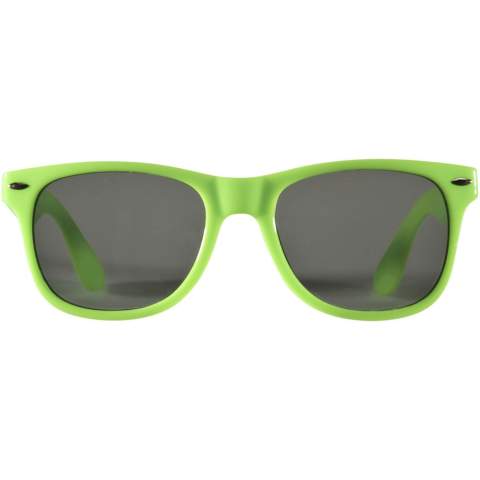 These retro-designed sunglasses are the ideal promotional giveaway during summer festivals, events or other sunny outdoor activities. This eyewear conforms to EN ISO 12312-1, has UV400 lenses which are rated as Category 3, making it the perfect choice for protection against bright sunlight. Thanks to the PC plastic material, the sunglasses are lightweight and comfortable to wear.