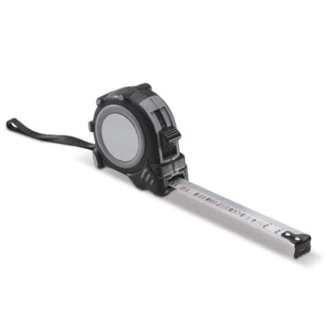 Tape measure fix with a measuring range of three meters and a white measuring tape. Easy to attach to your trousers thanks to the belt clip and accurate by the hook at the beginning of the tape measure.