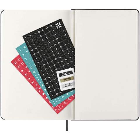 L’agenda hebdomadaire vertical Moleskine au format large à couverture rigide est daté de janvier à décembre 2026. La mise en page verticale permet d’afficher chaque semaine sur deux pages avec les jours en haut de la page. Ce style d’agenda populaire est parfait pour ceux qui veulent avoir une vue d’ensemble de l’organisation de la semaine. Il est doté d’un papier ivoire sans acide, d’un élastique de fermeture noir, d’un marque-page, d’une pochette intérieure extensible de couleur assortie et d’autocollants pour la personnalisation, ainsi que d’autocollants de l’année pour le dos.