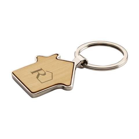 Porte-clés en métal poli et bambou, en forme de maison. Un produit robuste. Chaque article est  fourni dans une enveloppe individuelle en papier kraft marron.