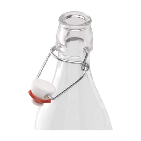 Multifunktionale, wiederverwendbare Bügelflasche aus klarem Qualitätsglas. Kann mit einem praktischen Bügelverschluss verschlossen werden. Diese Flasche ist ideal zum Einschenken von Wasser, Limonade oder Wein. Sie kann aber auch mit Olivenöl, Kräutern oder Samen gefüllt werden. Ideal für den täglichen Gebrauch oder für den Einsatz in der Gastronomie. Fassungsvermögen 1.000 ml. Made in Italy.