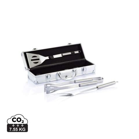 3 pcs stainless steel barbecue set including, spatula, carving fork with protection cover and pair of tongs, stainless steel handles. Packed in aluminium case with handle and hinges.