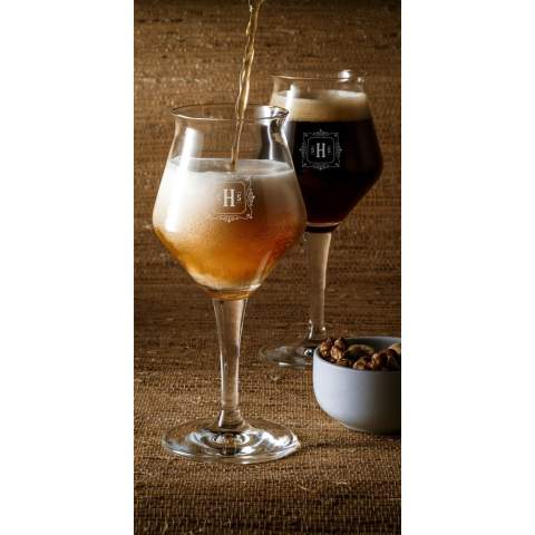 Bierglas mit Standfuß. Speziell für den Ausschank von Spezialbieren entwickelt. Die Tulpenform des Glases lässt den Geschmack und das Aroma des Biers voll zur Geltung kommen. Ein hochwertiges klares Glas mit einer attraktiven Optik. Ideal für den Einsatz in der Gastronomie. Dosiermenge 300 ml. Fassungsvermögen 420 ml. Hergestellt in Europa.