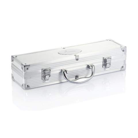 3 pcs stainless steel barbecue set including, spatula, carving fork with protection cover and pair of tongs, stainless steel handles. Packed in aluminium case with handle and hinges.