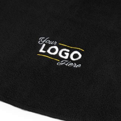Die Fleecedecke ist perfekt für einen gemütlichen und komfortablen Abend zu Hause. Aus 100% Polyester hergestellt, ist diese Decke weich und warm, perfekt um sich an einem kalten Abend einzukuscheln. Mit einer Grammatur von 200 gr/m2 sorgt sie für eine angenehme Wärme. Die Größe von 150x120cm macht die Decke groß genug, um sich bequem zuzudecken, ist aber immer noch kompakt genug, um sie für ein Picknick im Park oder einen Wochenendausflug mitzunehmen. Diese Fleecedecke ist ein Muss für jeden, der Komfort und Wärme liebt.
