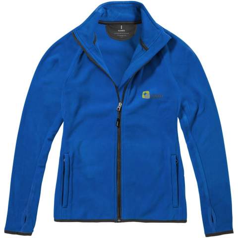 De Brossard fleece jas met volledige ritssluiting voor dames - blijf warm in stijl. Deze jas is ontworpen voor zowel comfort als functionaliteit en heeft een spiraalvormige ritssluiting middenvoor voor gemakkelijk aan- en uittrekken. De zakken zijn voorzien van ritsen om ze veilig op te bergen. De contrastkleurige elastische band voegt niet alleen stijl toe, maar helpt ook om koude lucht buiten te houden. Duimgaten bieden extra gezelligheid en bescherming tegen de elementen, terwijl de raglanmouwen de bewegingsvrijheid vergroten en voor een moderne look zorgen. De stormflap aan de binnenkant met kinbeschermer biedt een extra verdedigingslaag tegen de wind. Gemaakt van 190 g/m² polyester microfleece is de jas je eerste keuze voor warmte en comfort zonder in te leveren op stijl. De jack heeft een getailleerde vorm voor een vrouwelijke look. 