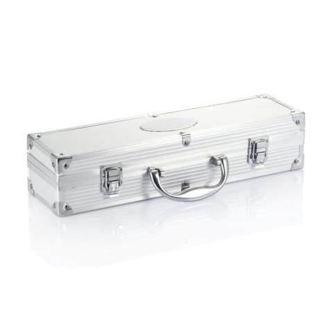 3 pcs stainless steel barbecue set including, spatula, carving fork with protection cover and pair of tongs, stainless steel handles. Packed in aluminium case with handle and hinges.