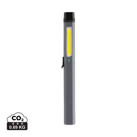 Stiftlampe im Taschenformat mit superhellem COB-, LED- und Blaulicht aus RCS-zertifiziert recyceltem ABS-Kunststoff. Gesamter recycelter Inhalt: 33% bezogen auf das Gesamtgewicht des Artikels. Die RCS-Zertifizierung gewährleistet eine vollständig zertifizierte Lieferkette für die recycelten Materialien. Die Arbeitsleuchte ist mit einem wiederaufladbaren 460mAh-Lithium-Akku ausgestattet, so dass kein Batteriewechsel erforderlich ist. Einfach über die USB-Buchse aufladen. Die Arbeitsleuchte verfügt über 260 Lumen COB, 80 Lumen LED und blaues Licht. Mit 4 Modi: COB, COB 50%, LED-Licht und Blaulicht. Mit Clip auf der Rückseite und mit Type-C-Anschluss zum Wiederaufladen. Betriebszeit mit einer Ladung: bis zu 3 Stunden.<br /><br />Lightsource: COB LED<br />PVC free: true
