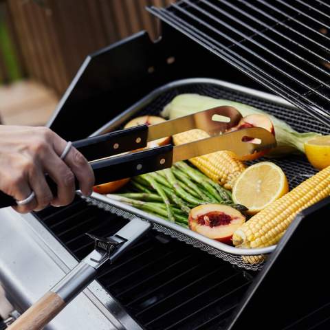 Les ustensiles de barbecue Fredde BBQ de Sagaform ont un design pratique en acier inoxydable avec des poignées en bois teintées en noir et une bonne prise en main pour une utilisation facile, parfaite pour un barbecue.