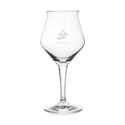 Bierglas mit Standfuß. Speziell für den Ausschank von Spezialbieren entwickelt. Die Tulpenform des Glases lässt den Geschmack und das Aroma des Biers voll zur Geltung kommen. Ein hochwertiges klares Glas mit einer attraktiven Optik. Ideal für den Einsatz in der Gastronomie. Dosiermenge 300 ml. Fassungsvermögen 420 ml. Hergestellt in Europa.