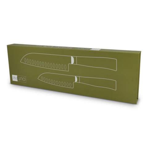 De InSideOut Santoku messenset combineert functionaliteit en stijl. De Santoku messen zijn ontworpen voor precisie en zijn perfect voor het flinterdun snijden en fijn hakken van fruit en groenten. Hun hoge lemmeten bieden uitstekende controle, terwijl de groeven op het lemmet de wrijving verminderen, waardoor het gemakkelijker is om zelfs grote producten te snijden.
Wat deze set onderscheidt, zijn de opvallende zwarte lemmeten in combinatie met de strakke FSC-gecertificeerde beech houten handgrepen, wat een moderne, verfijnde look creëert. De set bestaat uit twee messen één van 30cm en één van 24cm, elegant verpakt in een luxe geschenkdoos - perfect om cadeau te doen of voor persoonlijk gebruik. Gebruik in de vaatwasser wordt afgeraden. Gebruik in de vaatwasser wordt afgeraden.
