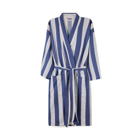 Bring this soft and comfortable hammam robe to the beach or simply enjoy it at home. Crafted from a lightweight and airy 200 gsm blend, it combines the comfort of cotton with the quick-drying benefits of polyester. Designed in a classic style with a two-tone striped pattern, it features a neat collar, front pockets, 3/4 sleeves, and a waist belt for a perfect fit. Certified by GRS (Global Recycled Standard), GRS certification guarantees that the entire supply chain of the recycled materials is certified. The total recycled content is based on the overall product weight. This product contains 69% GRS certified recycled cotton and 29% GRS certified recycled polyester.