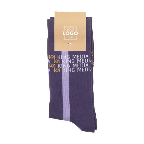 Chaussettes tricotées en coton (80%), polyamide (15%) et lycra (5%) avec un design personnalisé. Choisissez un motif original ou un design distinctif sur l’ensemble de la chaussette. Les chaussettes peuvent être tricotées jusqu'à 7 couleurs différentes. Choisissez parmi plusieurs couleurs de fil. Les chaussettes sont attachées l’une à l’autre avec une étiquette en carton. Celle-ci peut elle aussi être personalisée en couleur. Vous concevrez ainsi vos propres chaussettes, qui s’adapteront parfaitement à votre identité visuelle et à vos souhaits. Disponibles dans les tailles XS (35-37), S (38-40), L (41-43) et XL (44-46). Lavage à 30 degrés max. Ne pas mettre au sèche linge. Ne pas repasser. Quantité minimale de commande : 50 paires de chaussettes par taille.