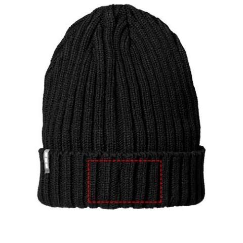 De Spire beanie - waar stijl en comfort samenkomen. Gemaakt van 100% acryl in een klassiek 2x2 ribbreisel, zorgt deze muts voor een goede pasvorm en duurzame kwaliteit. Hij heeft een tijdloos ontwerp, gekenmerkt door het patroon van verhoogde verticale lijnen. Omarm zowel warmte als mode met de Spire beanie, het perfecte accessoire dat rekbaarheid en flexibiliteit biedt voor een comfortabele  pasvorm.