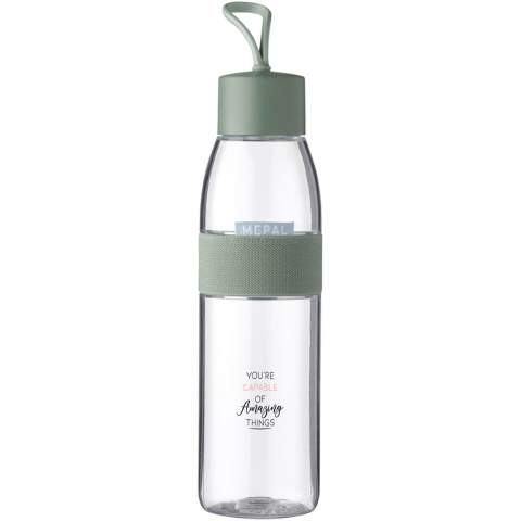 Diese trendige Wasserflasche von Mepal ist umweltfreundlich und preiswert sowie perfekt für den Einsatz bei der Arbeit, beim Sport oder in der Freizeit. Der grüne Deckel lässt sich leicht abschrauben und verfügt über eine Schlaufe für einfachen Tragekomfort. Die Ellipse Wasserflasche ist BPA- und phthalatfrei, spülmaschinenfest (ohne Gummiband) und 100 % auslaufsicher. Bewahren Sie die Flasche nach der Reinigung ohne Deckel auf. Der Deckel kann mit der Schlaufe an der Flasche befestigt werden, damit er nicht verloren geht. Für kohlensäurehaltige Getränke geeignet, sollte dann jedoch nicht bis zum Rand gefüllt werden.


