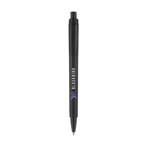 Stylo bille à encre bleue de la marque Stilolinea®. Fabriqué en plastique ABS 100% recyclé à partir d’appareils électroniques et/ou de déchets post-consommation. Avec une impression du symbole de recyclage à côté du clip. Un choix responsable. Fabriqué en Italie.
