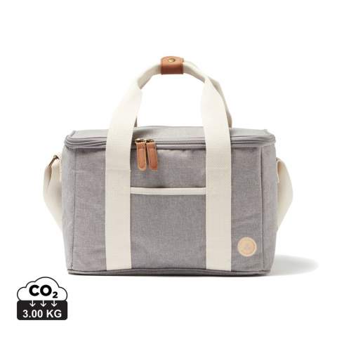 The ultimate cooler basket, mottled tone by tone with details in imitation leather and cotton. There is also a small compartment on the outside of the cooler bag, providing space for other items as well. The thick PEVA padding ensures that the cold is retained for a long time. It is also easy to clean and dry after use. Thanks to the adjustable shoulder strap and the double handle, you have several ways to carry the cooler basket.